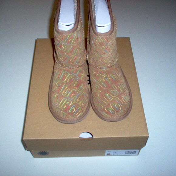UGG KIDS CLASSIC II Graphic Stitch Boots, Size 4 (TAN) - Picture 3 of 5